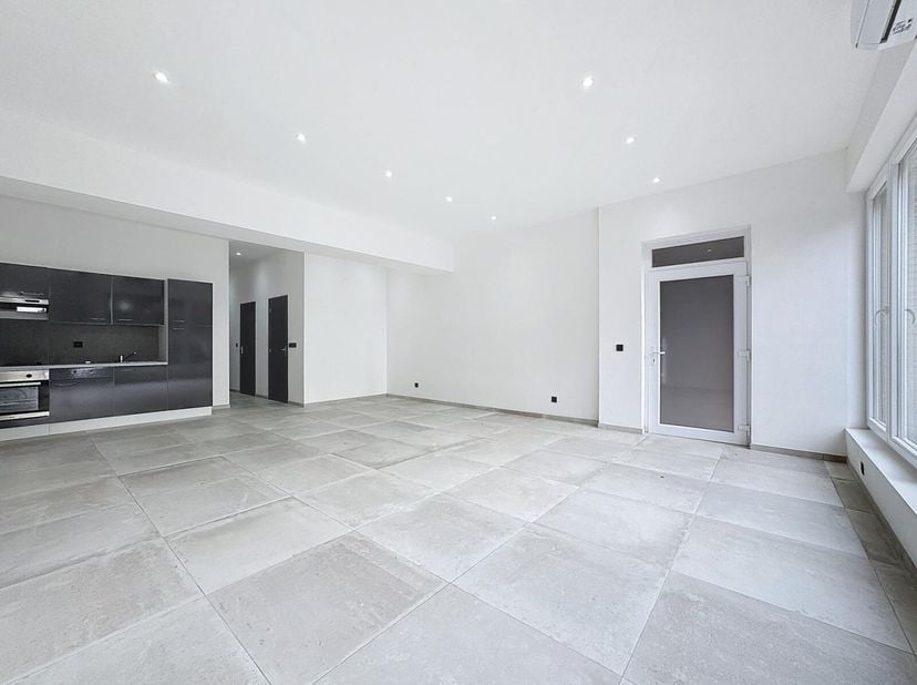 Parfaitement situé à deux pas du Parc de Mouscron et de la Grand-Place, cet appartement en rez-de-chaussée entièrement rénové vous offre un quotidien