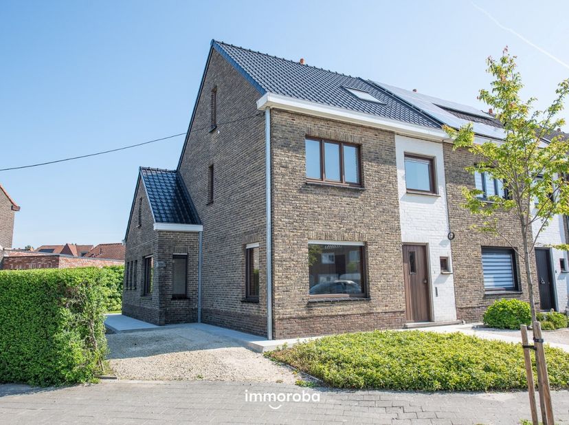 Deze pas gerenoveerde halfopen bebouwing in Waregem bevindt zich vlakbij het centrum van Waregem, winkels, scholen,...&lt;br /&gt;
De woning heeft volgende