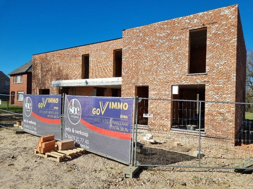 &quot;DAALHOF&quot;: woonproject van 3 nieuwbouwwoningen, Daalstraat, Houthalen (rechts van huisnummer 35).&lt;br /&gt;
&lt;br /&gt;
WONING 2: gesloten bebouwing (MIDDEN)&lt;b