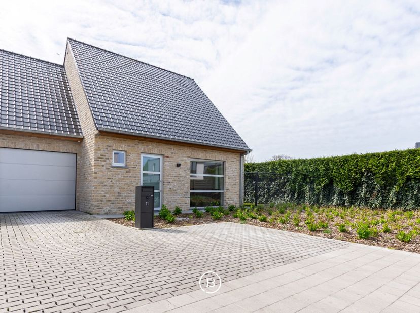 Cette belle maison se trouve dans un cul-de-sac et bénéficie d&#039;un emplacement de choix.&lt;br /&gt;
Le hall d&#039;entrée mène à l&#039;espace de vie lumineux. La cui
