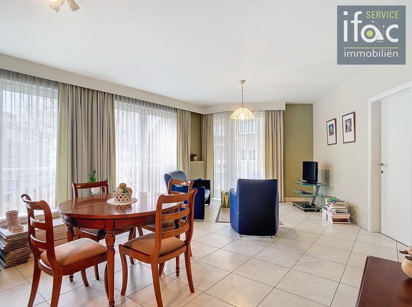 Appartement idéalement situé avec 2 chambres dans un immeuble très bien entretenu. Il est situé au premier étage et offre une surface habitable totale