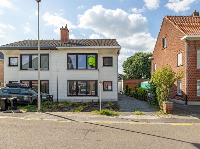 Près de la Grote Markt de Beveren, nous trouvons une rue tranquille. Dans la Ter Gaeverlaan, nous trouvons cet appartement duplex entièrement rénové à