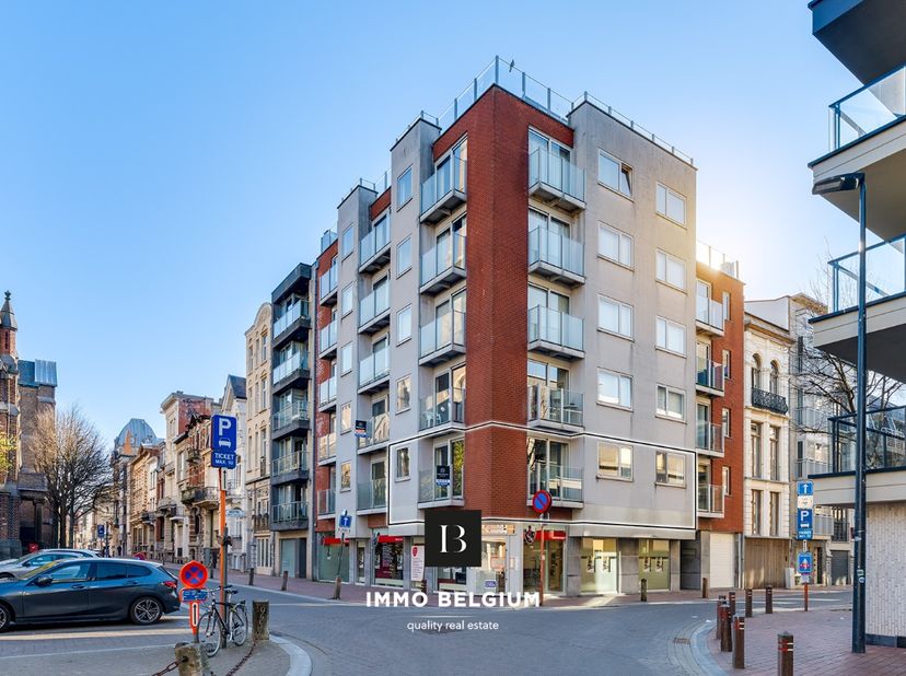 Op de eerste verdieping van residentie Trianon bevindt zich dit aangename, lichtrijke hoekappartement, ideaal gelegen in het hart van Blankenberge.&lt;br