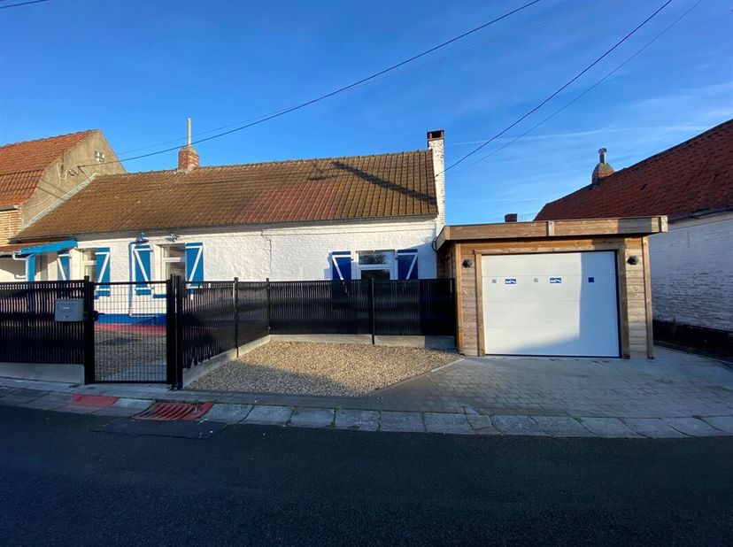 Goede gelijkvloerse woning met binnenplaats, parkeerplaats en garage gelegen op 200 meter van het kanaal en op minder dan 1 km van de Grand Large de P