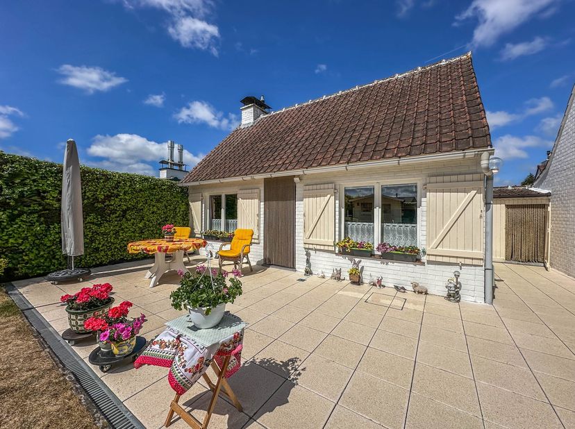 Uitstekend onderhouden vakantiewoning voorzien van alle comfort en met veel privacy. Indeling: gezellige woonkamer met haardcassette, praktisch ingeri