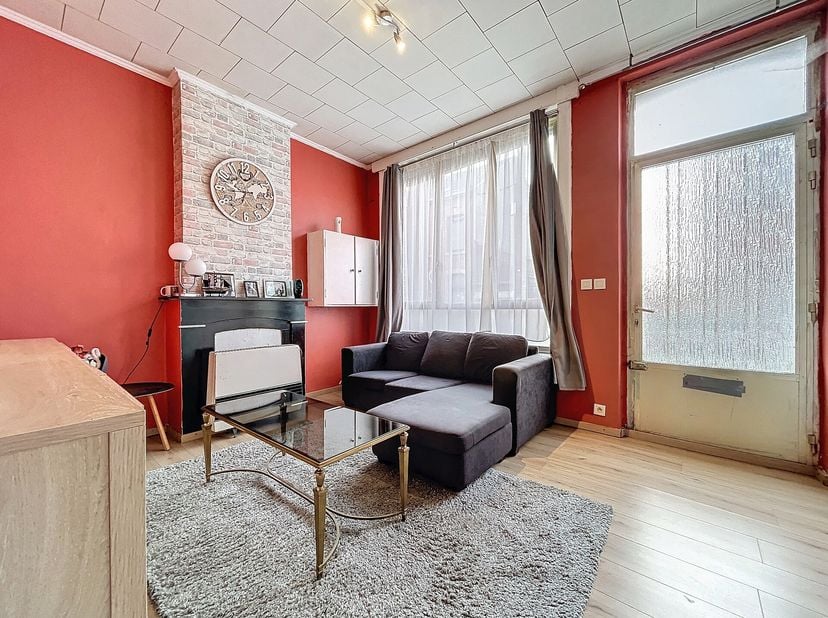 Découvrez cette maison accueillante située au premier étage, offrant des espaces bien pensés pour votre confort et votre quotidien.&lt;br /&gt;
En entrant,