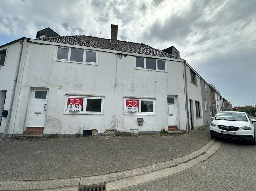Ieper: pand met 2 slaapkamers nabij centrum te koopDeze woning is ingedeeld als volgt:nr 40: inkomhal, living met open keuken, droge kelder, badkamer,