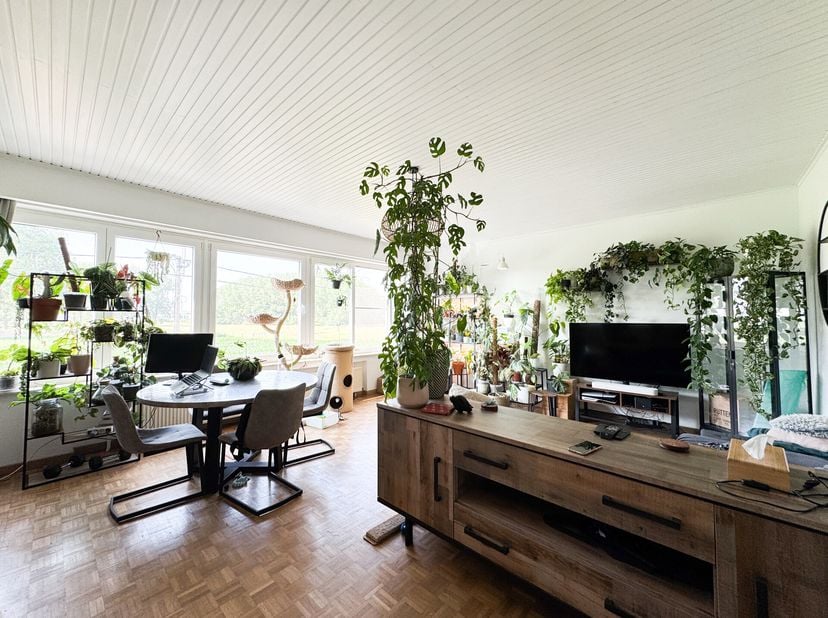 Situé dans un écrin verdoyant au cur de la commune de Beersel, Fierce Immo vous propose ce superbe appartement lumineux de ±90m², offrant calme, confo