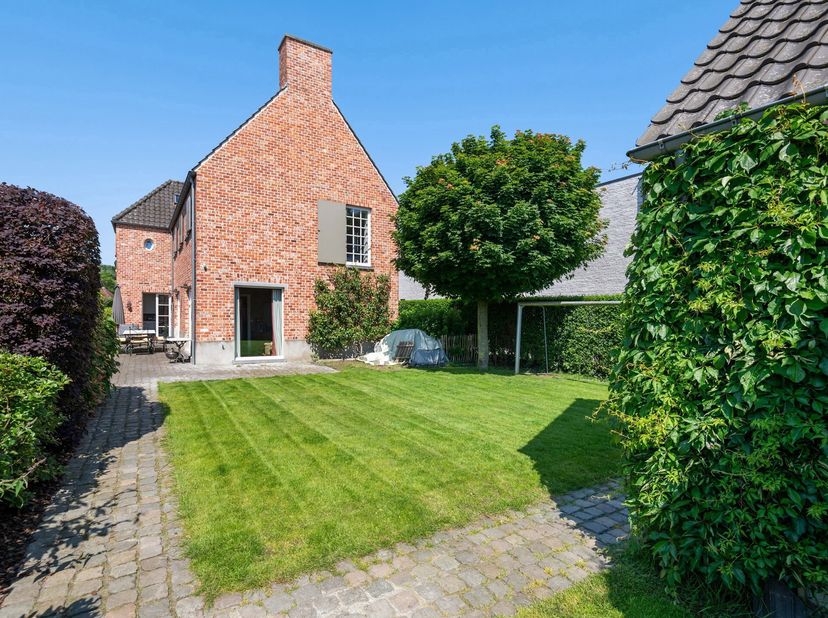 Prachtige villa op rustige locatie met achterliggend weiland.&lt;br /&gt;
Het perceel van de woning heeft een oppervlakte van 1.067m² en het weiland 1.593m²