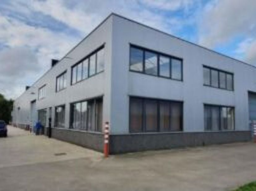 Unit 3 heeft een totale oppervlakte van 432m², verdeeld over een magazijn, kantoorruimte op het gelijkvloers en extra kantoor- of appartementsruimte o