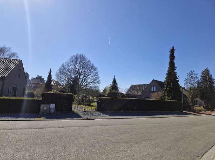 RUSTIG GELEGEN BOUWGROND &lt;br /&gt;
 &lt;br /&gt;
Rustig, doch centraal gelegen perceel bouwgrond in de verkaveling Liezebeekwijk met een oppervlakte 505m², nab