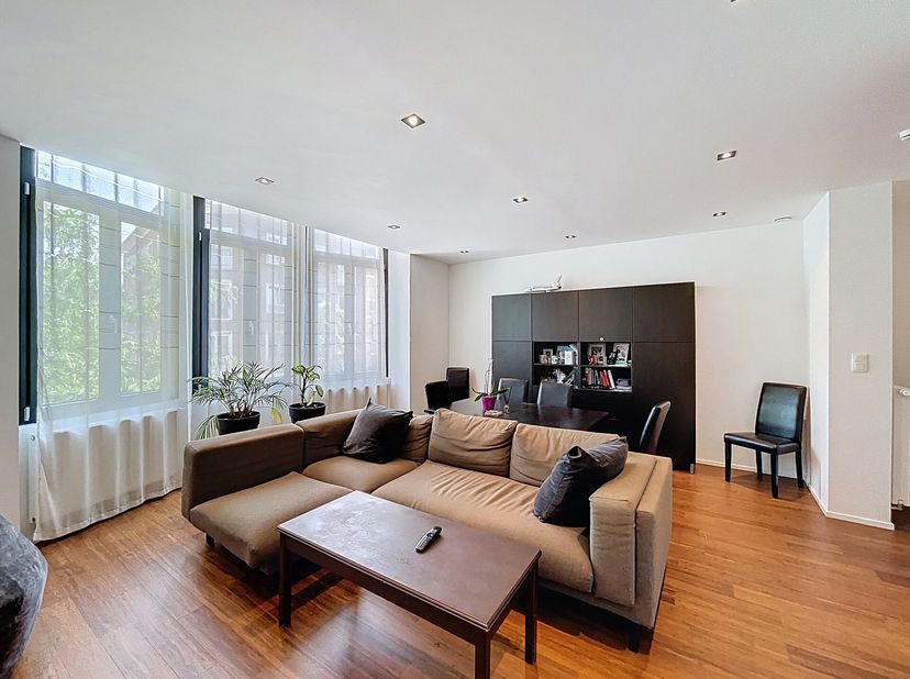 Situé dans le quartier des Fleurs et à proximité du parc Josaphat, au 1ER étage dun immeuble entièrement rénové en 2020, superbe appartement deux cham
