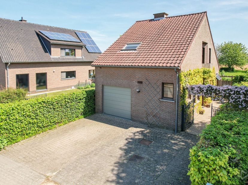 Bienvenue dans cette charmante maison ouverte de 1988, située dans le cadre paisible et verdoyant de Pellenberg, une section de la commune de Lubbeek.