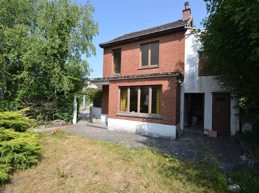 Dans le charmant et paisible village de Lompret, classé parmi les plus beaux villages de Wallonie, découvrez cette maison à rénover, offrant un beau p