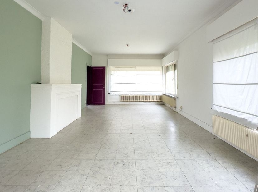 Deze ruime te renoveren vrijstaande woning met 5 slaapkamers en grote tuin is gelegen op een topligging te De Pinte, nabij belangrijke toegangswegen e
