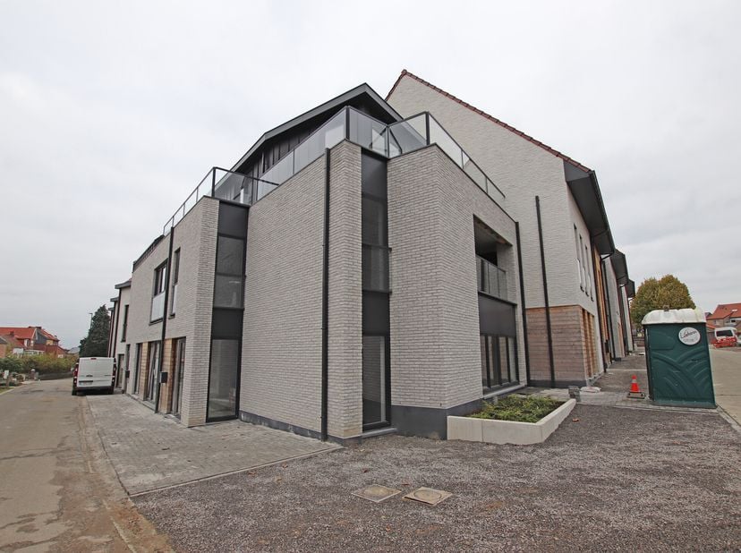Centraal gelegen nieuwbouw handelspand in het centrum van Ottenburg, afwerking in onderling overleg te bespreken, inclusief berging, ondergrondse park