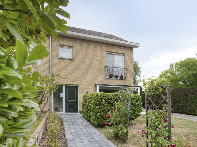 In de Robert Vandammestraat te Sint-Idesbald (Koksijde), centraal gelegen met een vlotte bereikbaarheid richting Veurne, De Panne en de E40 vinden we