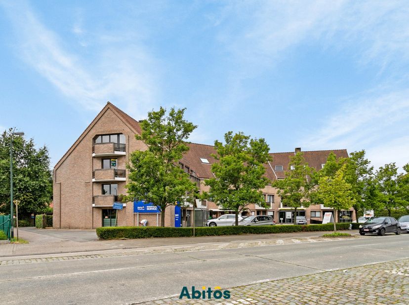 Het appartement is gunstig gelegen nabij het rondpunt van de E40 en de Knokkebaan. De bushalte vlakbij zorgt voor gemakkelijke verbindingen met het op