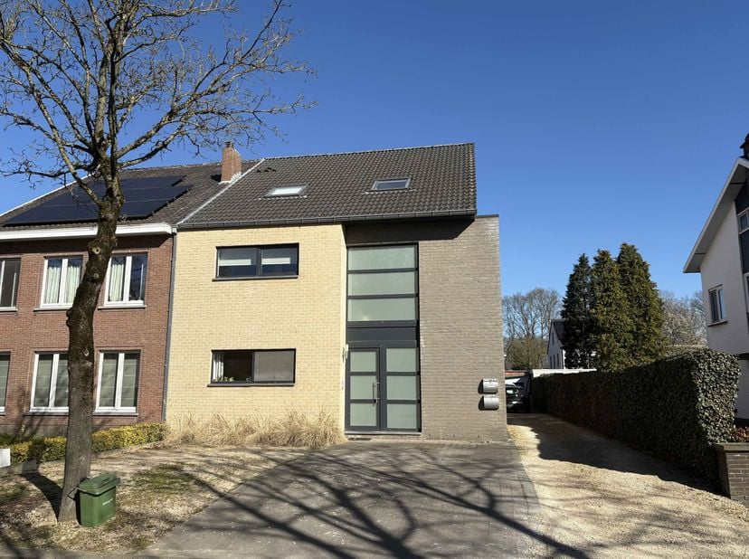 Binnenkort beschikbaar: een unieke opbrengsteigendom gelegen aan de Europalaan 29 B1 - B2, Hasselt. Dit stijlvolle pand omvat twee luxeappartementen,