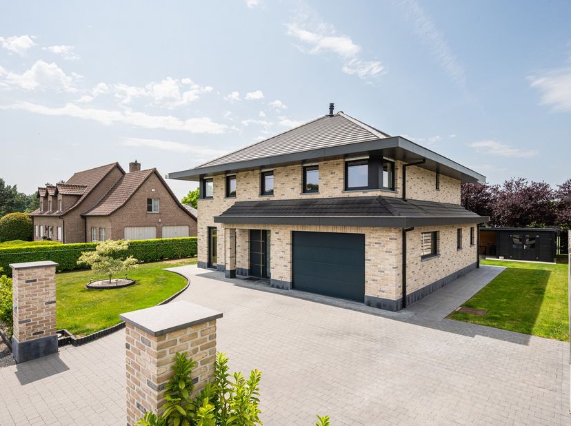 Op zoek naar een recent gebouwde, luxueus afgewerkte en energiezuinige woning met ruimte, comfort én uitstraling? Dan is deze villa op de Knokkebaan 1
