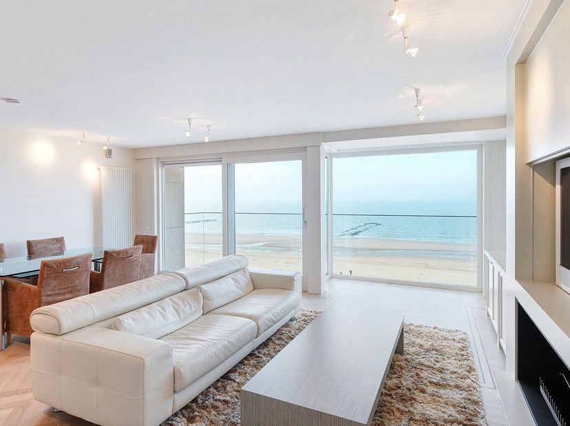 Dit sublieme appartement op de Zeedijk biedt een unieke combinatie van luxe en comfort. De moderne keuken is uitgerust met hoogwaardige Miele-apparatu