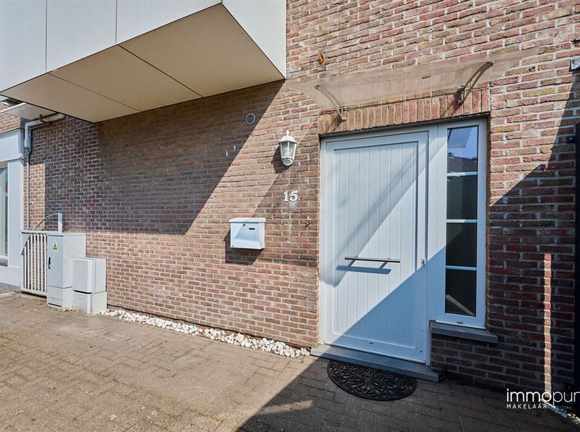 Instapklare halfopen gezinswoning met 4 slaapkamers, stadstuin en garage in het centrum van Hamont&lt;br /&gt;
Deze stijlvolle woning is gelegen in het cent
