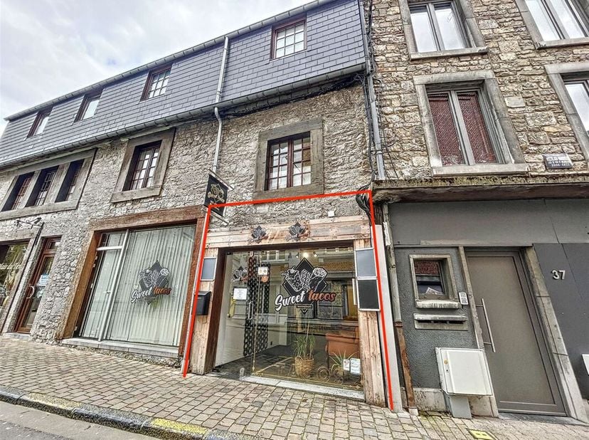 AU COEUR DE CETTE CHARMANTE VILLE DE CINEY.... Investisseurs ou futurs exploitants, cette maison de commerce dispose d&#039;une grande visibilité et jouit