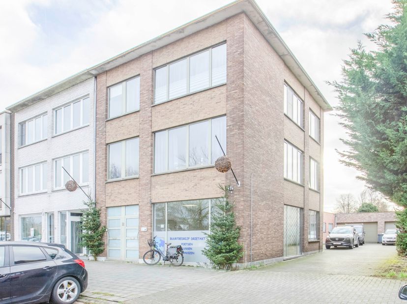 Dit kantoor met een halfopen karakter, gunstig gesitueerd in het centrum en gemakkelijk bereikbaar met voorzieningen voor parkeren direct voor de deur