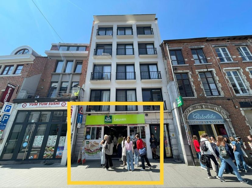 **Overname Handelsfonds**&lt;br /&gt;
Dé Louis Delhaize gelegen in de Tiensestraat grenzende aan het Herbert Hooverplein te Leuven is gekend als een bloeien