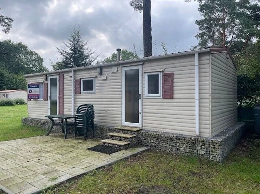 Deze stacaravan biedt plaats aan 4 personen en ligt midden in het groen van de Antwerpse Kempen op het domein EuroParcs Zilverstrand. Dit vakantiepark