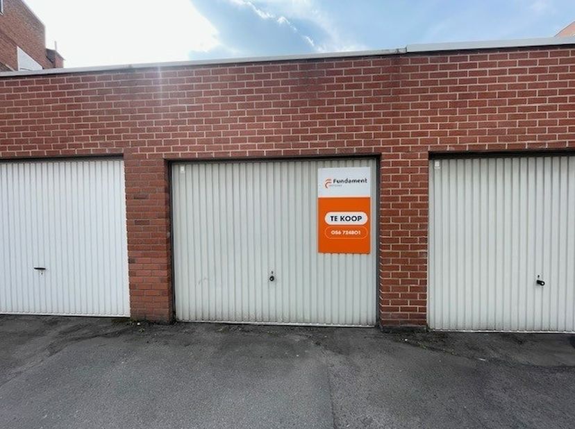 Bovengrondse garage gelegen in de Rijselsestraat en bereikbaar via de Hagedissenstraat. Pal in het centrum van Kortrijk gelegen. 