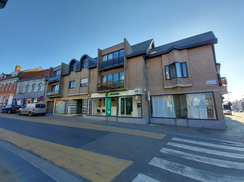 Gelijkvloersappartement met 2 (kleine) slaapkamers, ruime living, keuken met douche, berging, terras/koer. + €25 lasten. Onmiddellijk beschikbaar. 