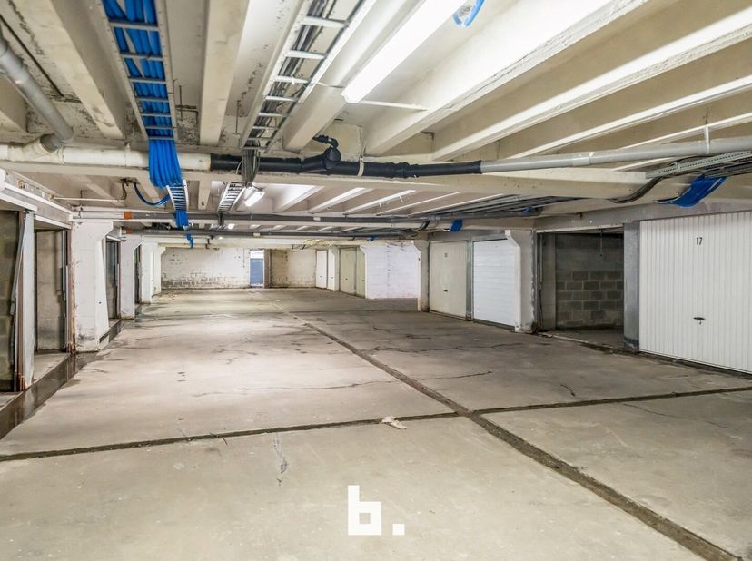 Goed gelegen en afgesloten garagebox in het centrum van Kortrijk,&lt;br /&gt;
ideaal als investering of om zelf te gebruiken.&lt;br /&gt;
6,5m diep bij 2,43m bree
