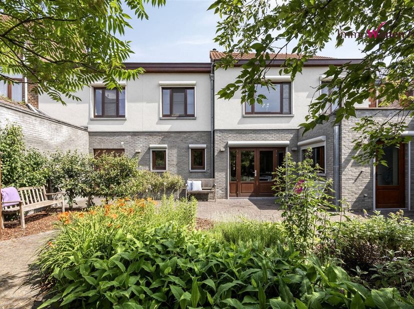 Tinne van ImmoWonen bood je deze knappe bijzondere woning aan op topligging te Leuven inclusief 2 garages, 2 voordeuren en prachttuin.&lt;br /&gt;
Deze supe