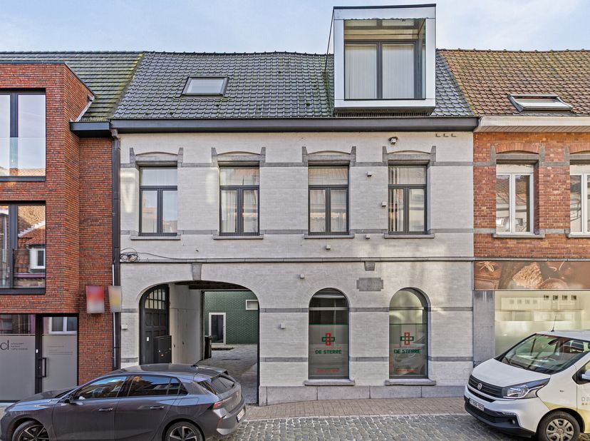 Praktijkruimte te huur in hartje Wervik. Deze locatie biedt voldoende parkeermogelijkheden en is makkelijk bereikbaar. Door de unieke voorgevel straal