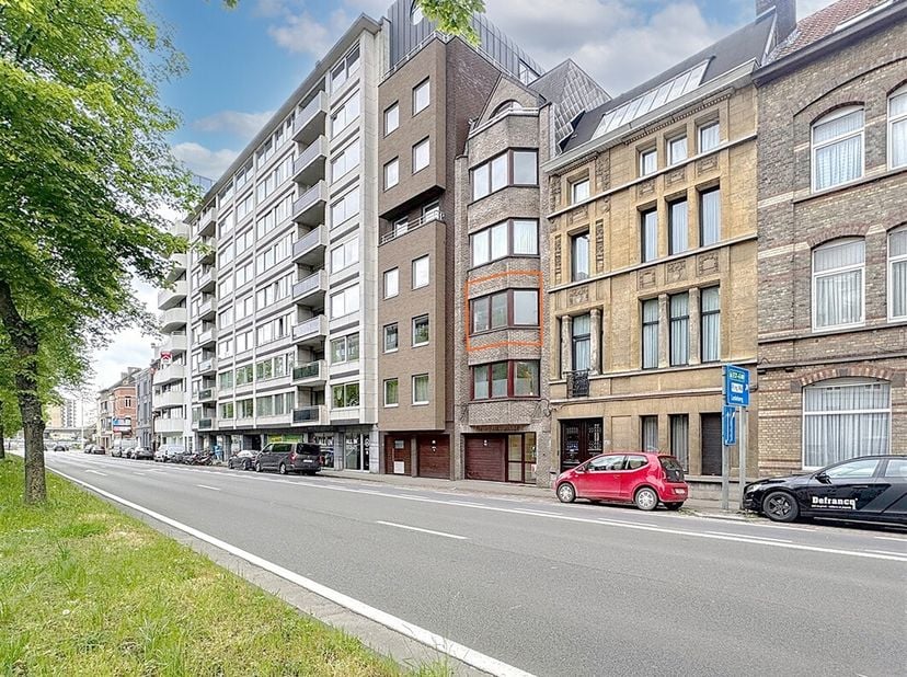 Bezoekmoment volboekt.BEZOEK? Contacteer ons op het nummer 09.225.00.78.&lt;br /&gt;
Dit aangenaam twee-slaapkamer appartement is gelegen aan de Sint-Lieven