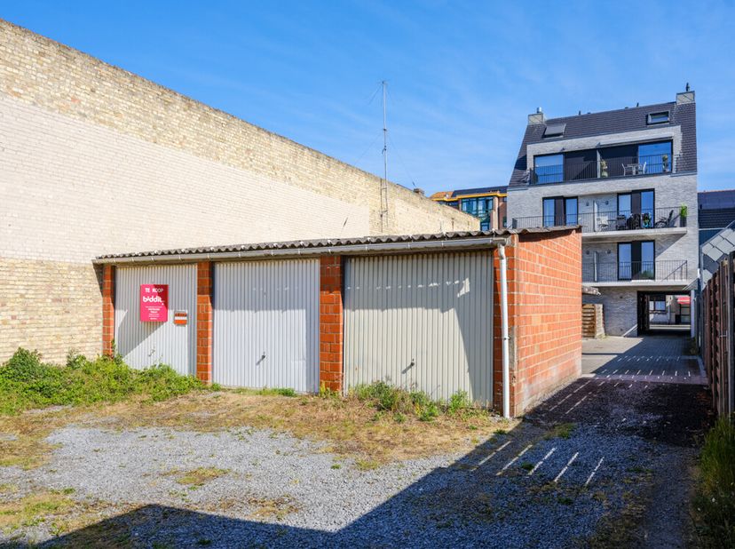 GARAGEBOX -  &lt;br /&gt;
 &lt;br /&gt;
Gesloten garage nr. 3, gelegen te De Panne, Koninklijke Baan 5+, sectie D, nr. 30F2 P0000. &lt;br /&gt;
Groot 14m².  &lt;br /&gt;
KI €