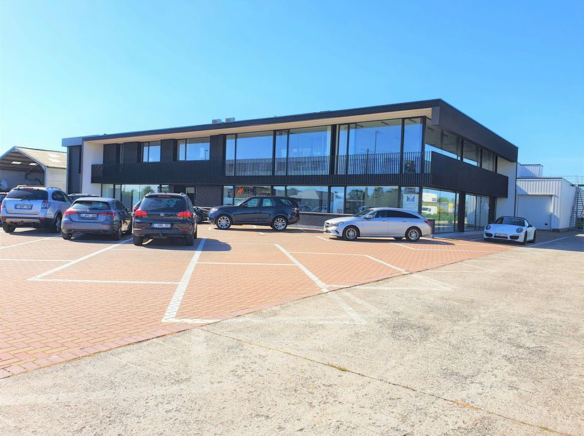 Ces bureaux à louer facilement accessibles sont situés près de l&#039;entrée et de la sortie de l&#039;E17 et à proximité de l&#039;importante route d&#039;accès N60 à Ga