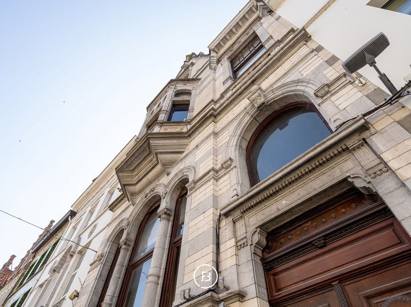 Dit charmant herenhuis, gelegen in de winkelstraat van Oudenaarde, is een unieke stadswoning met mogelijkheid om een handelspand uit te baten. De woni