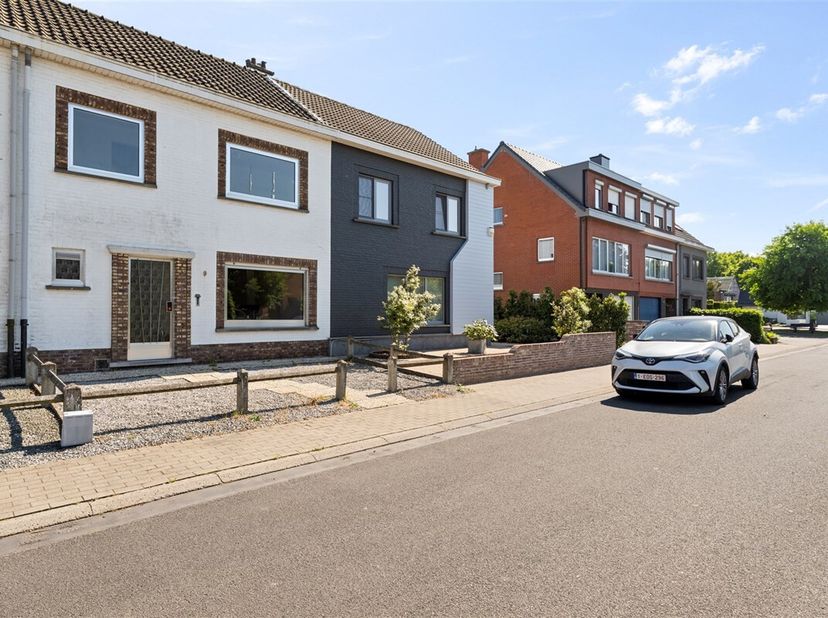 Te renoveren rijwoning met garage achterom en heel wat potentieel !&lt;br /&gt;
Gelegen in een rustige buurt in een rustig doodlopend straatje in Kemzeke.&lt;b