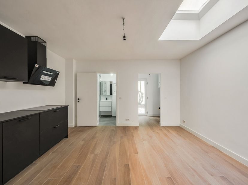 Dit lichtrijk gelijkvloers appartement  in een klein appartementsgebouw is volledig gerenoveerd met hoogwaardige materiaalkeuze. &lt;br /&gt;
De Spoorstraat