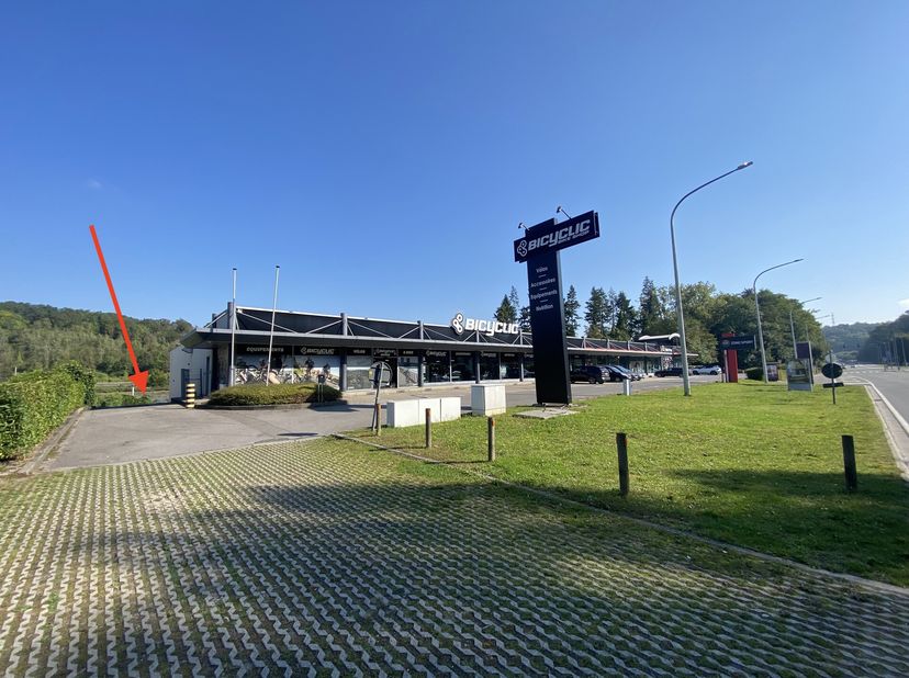 Bien professionnel à louer
                    à 5101 Lives-sur-Meuse