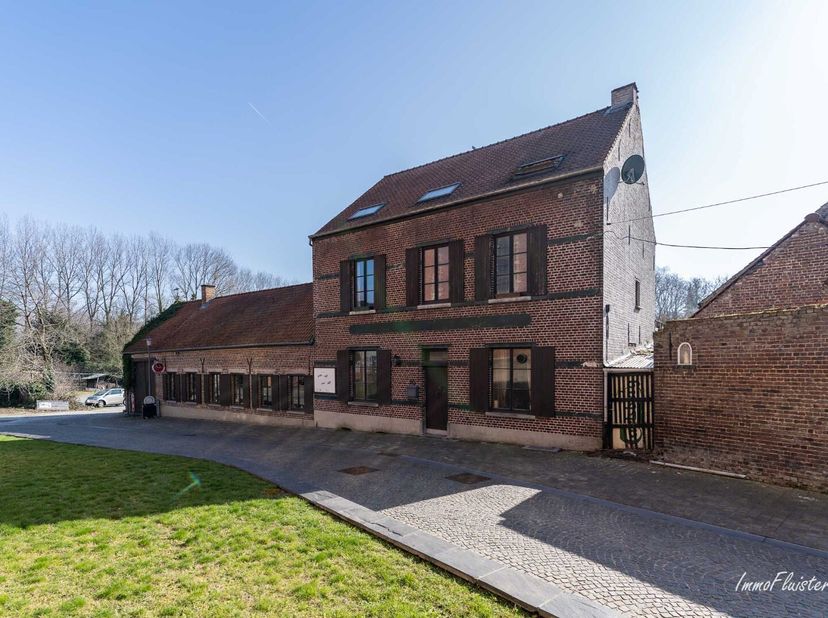 Deze eigendom is gelegen in het dorpscentrum van Mollem, een deelgemeente van Asse, dichtbij de hoofdstad Brussel, aan de grens met de buurgemeente Me