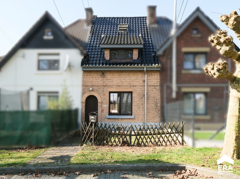 Ben je op zoek naar een charmante rijwoning met potentieel, zonder renovatieverplichting en een vlotte verbinding? Deze gezellige woning in Genk biedt