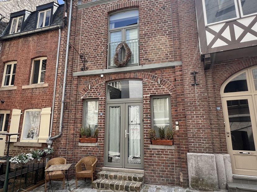 Rare opportunité sur le marché, ce gîte autorisé pour 6 personnes est situé dans le centre de Durbuy vieille ville.&lt;br /&gt;
Il bénéficie d&#039;un rendement