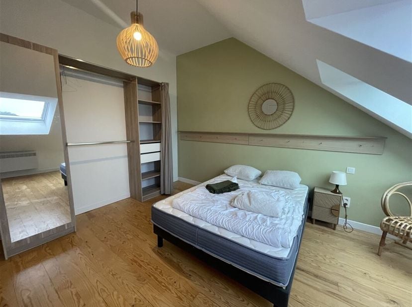 COLIVING - volledig gerenoveerde duplexwoning voor vier personen. Gelegen in een karakteristiek gebouw in het stadscentrum! Op 5 minuten van het stati