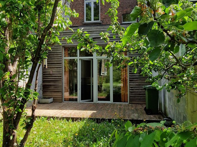 Karaktervolle, gerenoveerde HERENWONING in een rustige eenrichtingsstraat aan de rand van het centrum, parallel gelegen met de ring van Leuven, met mo