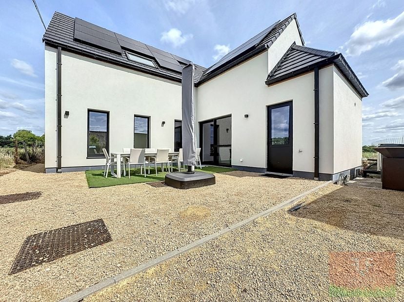 Welkom in deze mooie vrijstaande woning in het landelijke Oordegem.&lt;br /&gt;
&lt;br /&gt;
Deze nieuwbouwwoning beschikt over een ruime woon- en eetkamer met aa