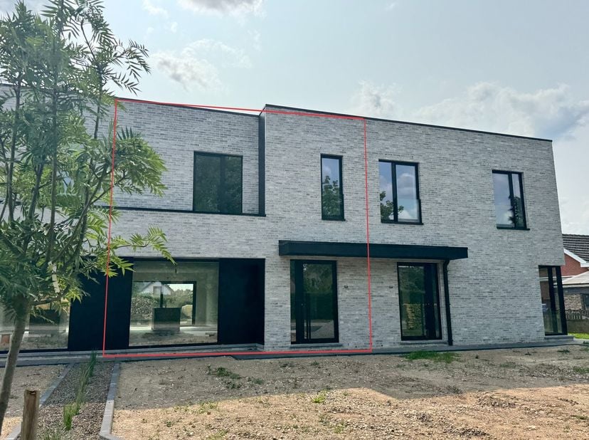 Deze prachtige nieuwbouwwoning van 132m² biedt alle comfort van vandaag in een stijlvolle en energiezuinige uitvoering. De ideale gezinswoning met een