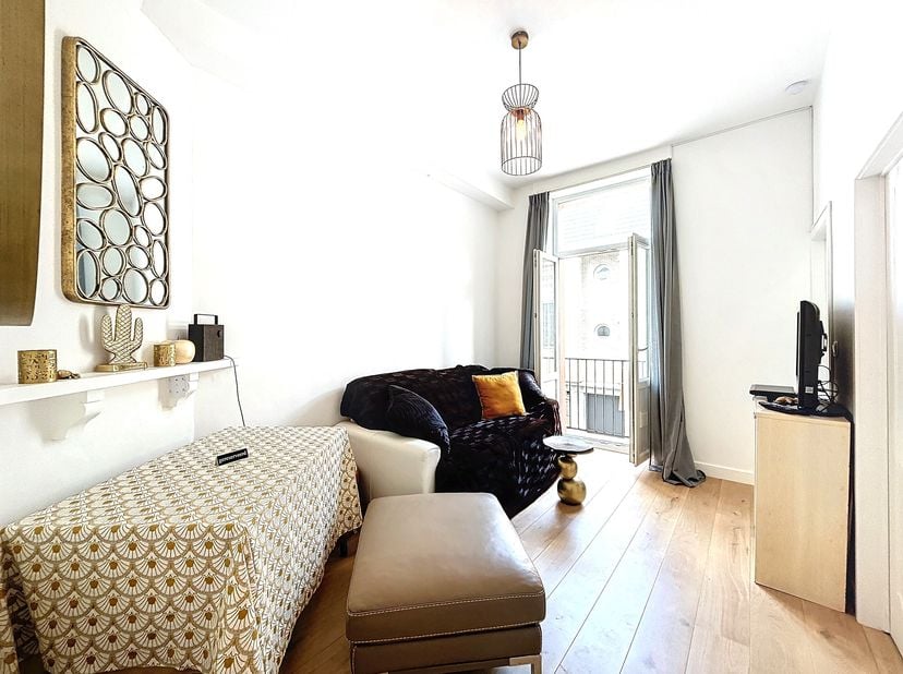 En plus du petit déjeuner/déjeuner confortable et du café-bar «Taboo», nous trouvons ce magnifique appartement d&#039;une chambre récemment rénové (2021).